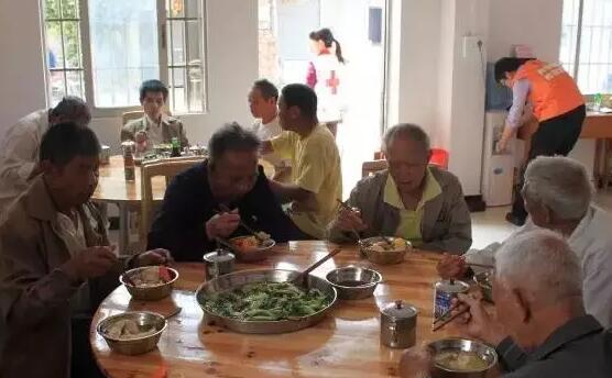 他自建”開心食堂“，為6個鄰村的老人免費供飯！
